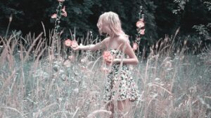 Sukienka w kwiaty najbardziej kobiecy i romantyczny model na letnie dni