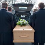 Od planowania do realizacji. Jak domy pogrzebowe wspierają rodzinę na każdym etapie ceremonii pożegnania?