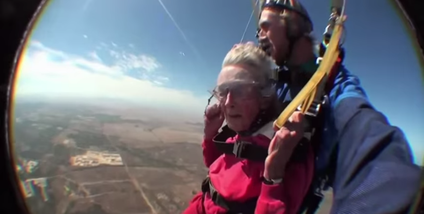 Pra-babcia świętuje 100 urodziny, skacząc na spadochronie z samolotu.