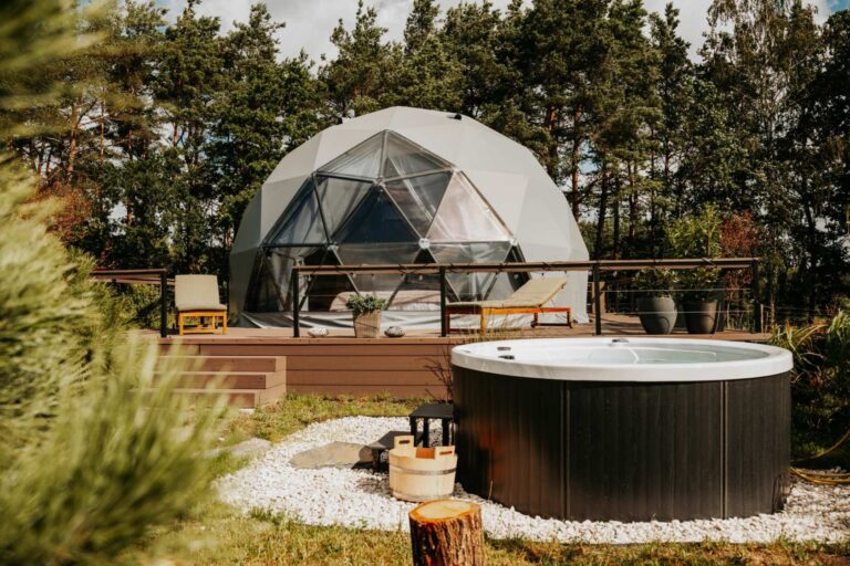 Drewniana balia vs. okrągłe jacuzzi – która opcja jest lepsza?