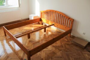 Czym powinny charakteryzować się dobre ramy drewniane do łóżek?