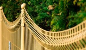 Producent ogrodzenia poleca kute bramy